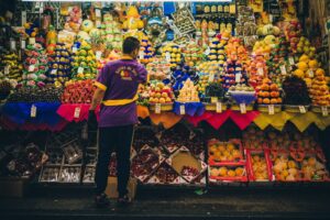 S&atilde;o Paulo private tours: man standing in front of a produce stand