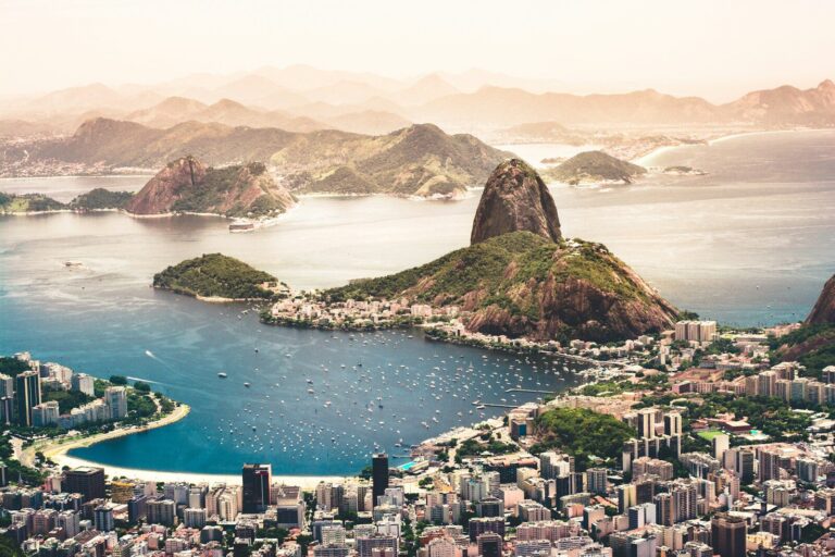 foto aérea de uma paisagem urbana perto do mar
