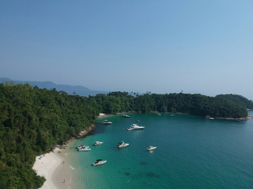 Aerial view of Praia do Dentista on Ilha da Gip&oacute;ia, Angra dos Reis, by Alexsandre Almeida