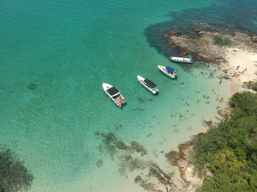 A boat off Ilha Catagu&aacute;s in the Angra dos Reis bay, by Alexsandre Almeida