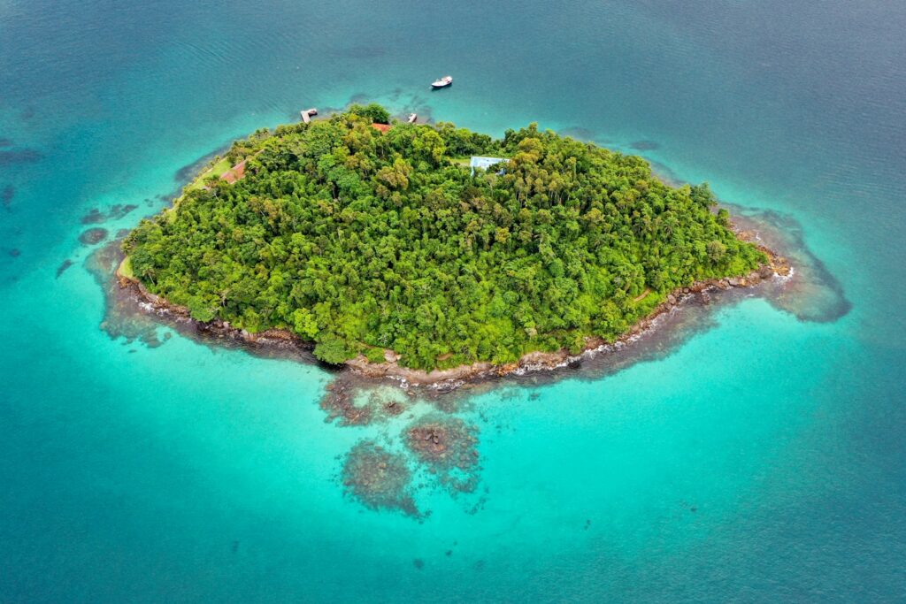 Aerial view of a small green island in Angra dos Reis, by Jaume Galofr&eacute;