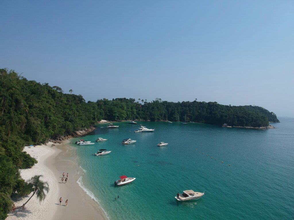Beachgoers at Praia do Dentista, Ilha da Gip&oacute;ia, Angra dos Reis, by Alexsandre Almeida