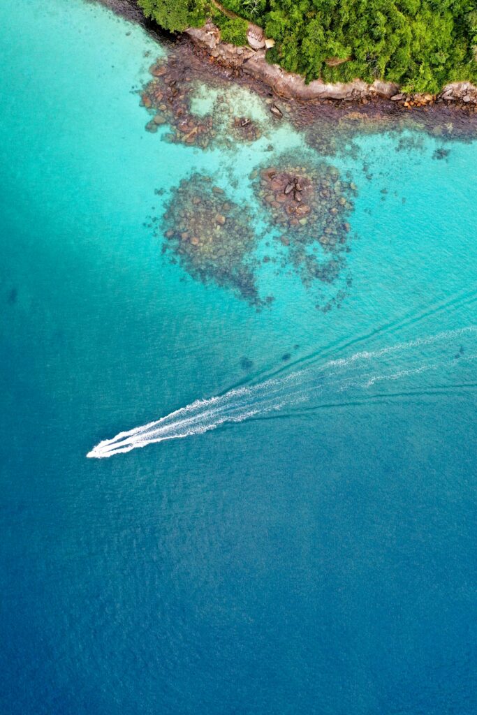A speedboat crossing clear water in Angra dos Reis, by Jaume Galofr&eacute;