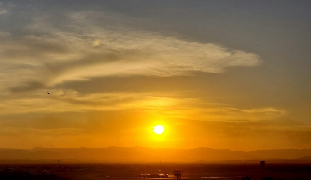 Sunrise over the hills seen from Jardim Camburi, Vit&oacute;ria, by Marcus Dall Col