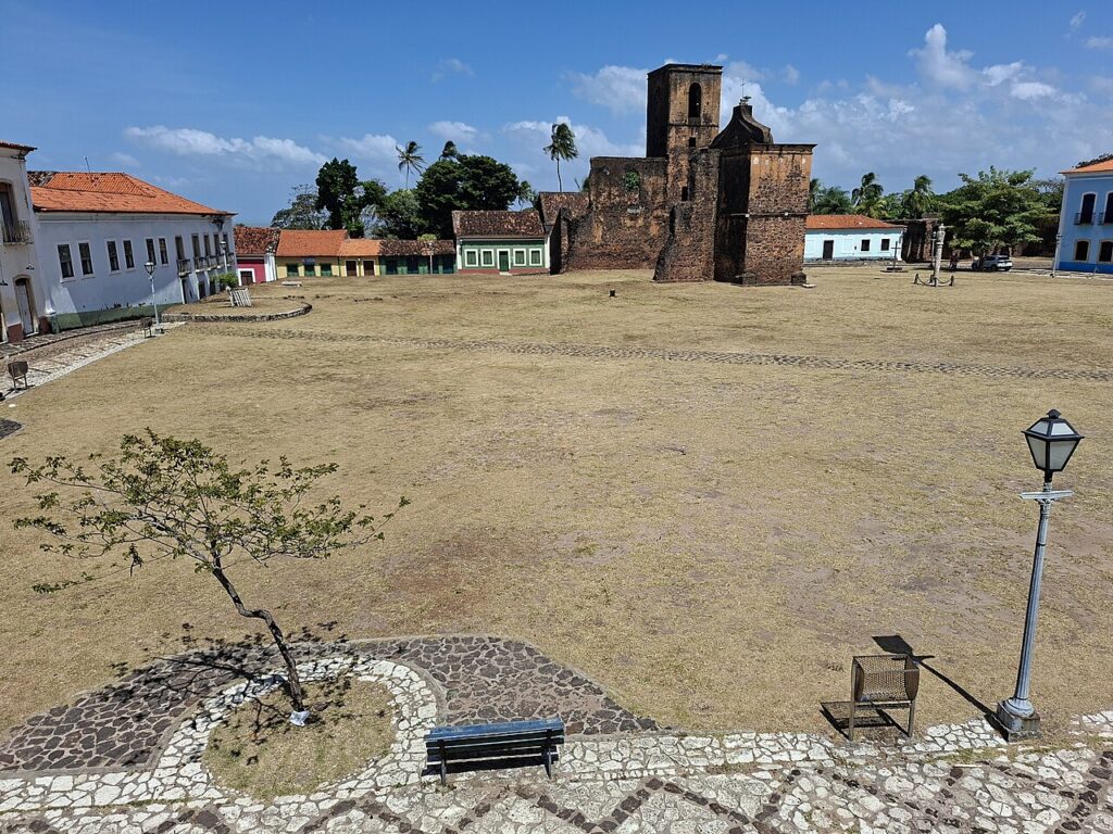 Pra&ccedil;a da Matriz with the ruins of the Igreja Matriz de S&atilde;o Matias, Alc&acirc;ntara, Maranh&atilde;o