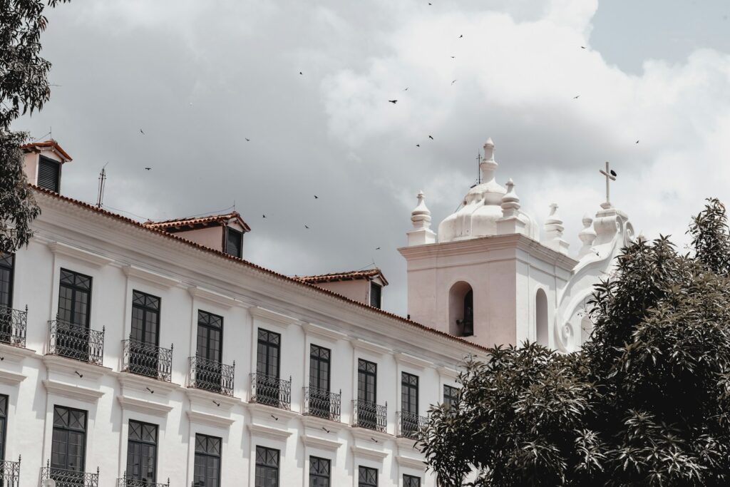 White historic building topped with a cross in Bel&eacute;m, by Kaw&ecirc; Rodrigues