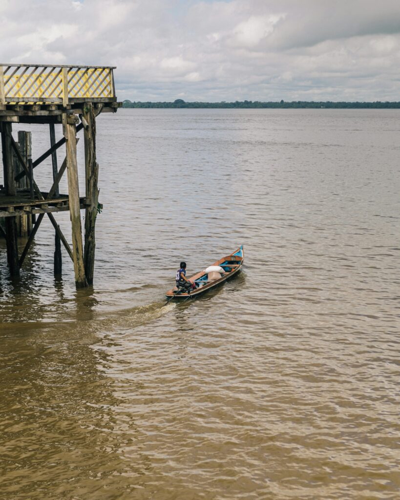 A boatman on the water at Bel&eacute;m, by Thiago Rosa
