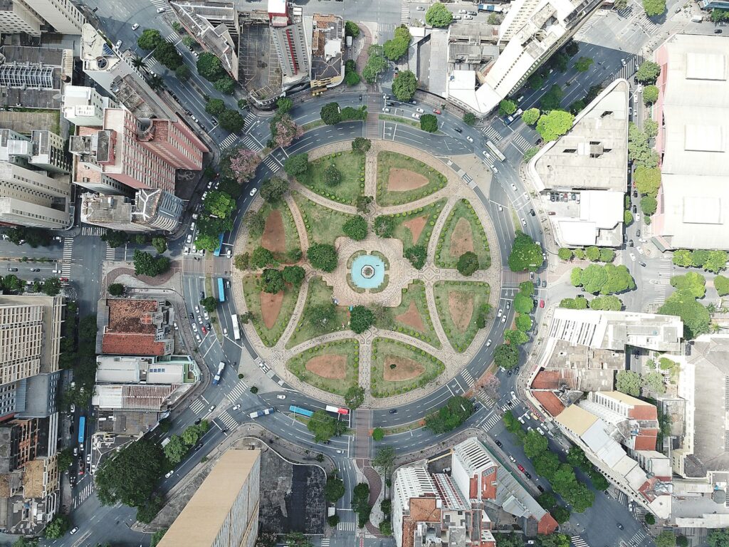 Aerial view of the circular Pra&ccedil;a Raul Soares in downtown Belo Horizonte, by Luiz Felipe S. C.