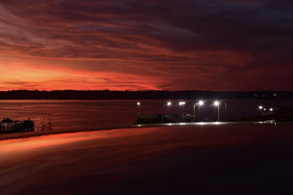 Red dusk over the Rio Madeira port waterfront in Porto Velho (Higor Prestes).