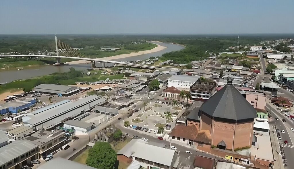 The Catedral Nossa Senhora da Gl&oacute;ria and the Ponte da Uni&atilde;o over the Juru&aacute;, Cruzeiro do Sul