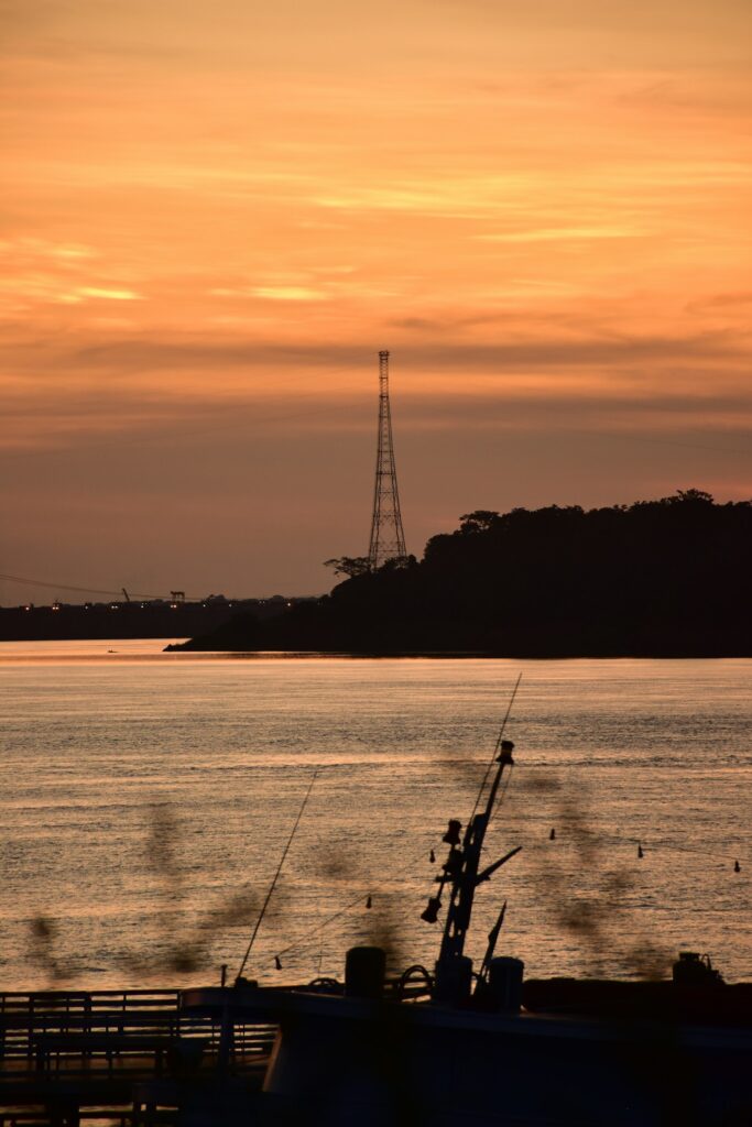 Sunset over the Rio Madeira at Porto Velho, with boats in silhouette (Higor Prestes).
