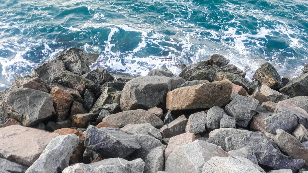 Rocky shoreline on the Fortaleza seafront, by Danrley Alves