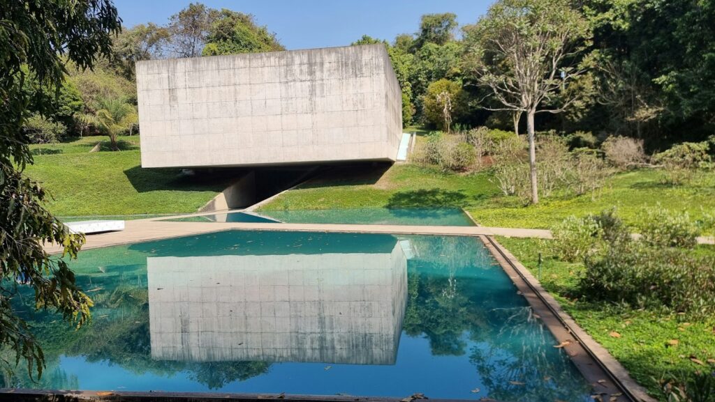 The Adriana Varej&atilde;o gallery over its reflecting pool at Inhotim, Brumadinho, by Eduardo Fran&ccedil;a