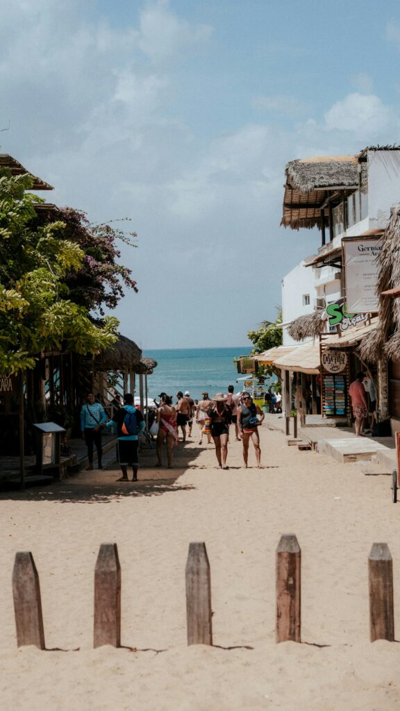Visitors on the sand paths of Jericoacoara, by Andr&eacute; Lu&iacute;s Rocha