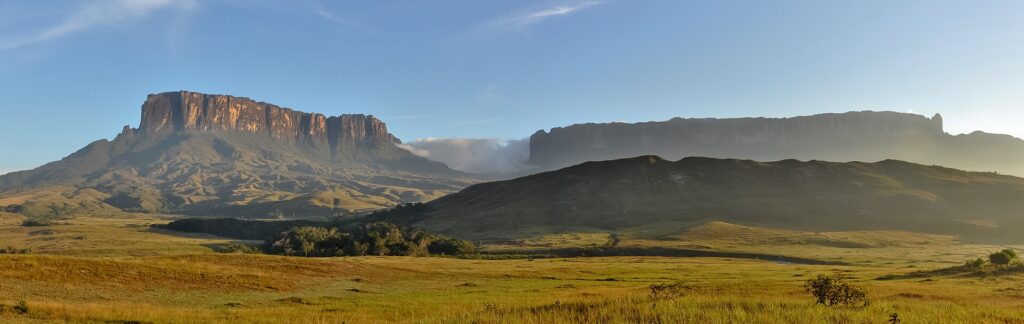 Kuken&aacute;n and Roraima tepuis rising above the Gran Sabana