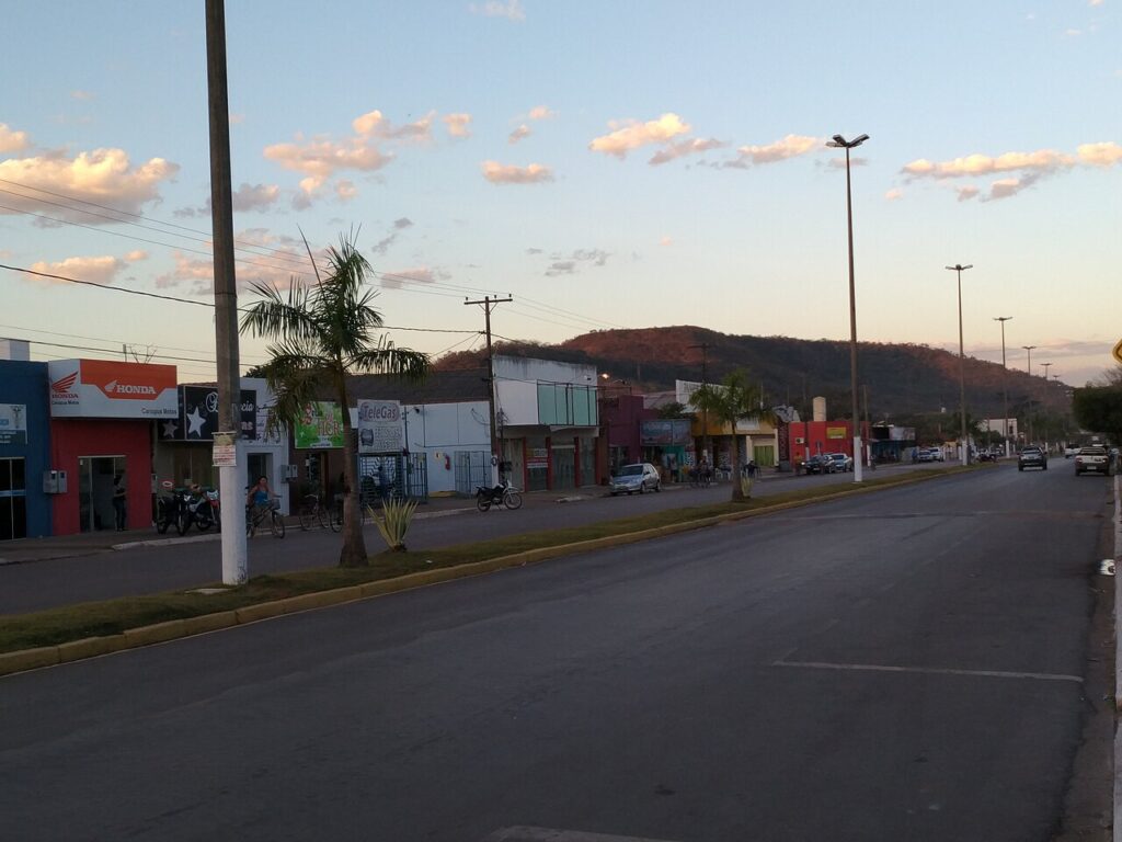 Avenida Juscelino Kubitschek in Nobres with the Serra do Tombador in the background