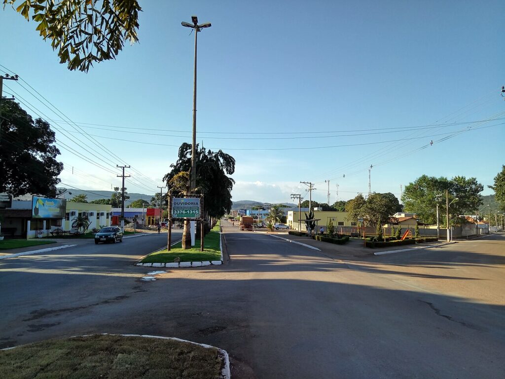 Avenida Get&uacute;lio Vargas, the main avenue of Nobres town