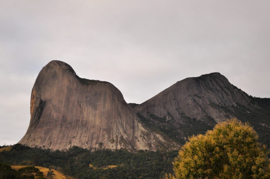 Pedra Azul rising over the hills of Arac&ecirc;, Domingos Martins, by Lohane Gon&ccedil;alves Diogo