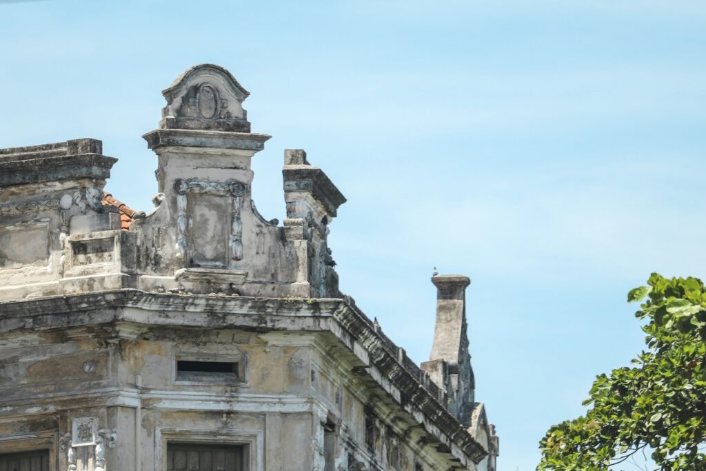 Historic clock-topped building in Recife Antigo, by Thiago Japyassu