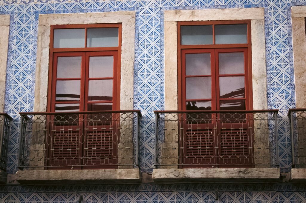 Historic fa&ccedil;ade with balconies in S&atilde;o Lu&iacute;s, Maranh&atilde;o, by iara
