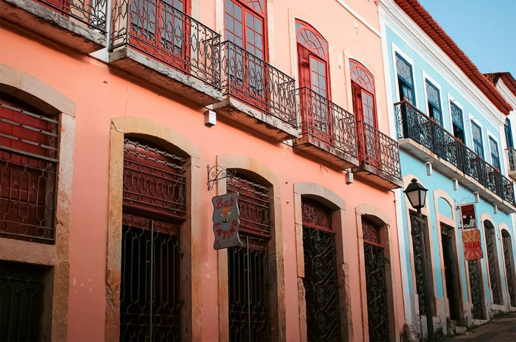 Historic building with rows of windows in S&atilde;o Lu&iacute;s, Maranh&atilde;o, by iara