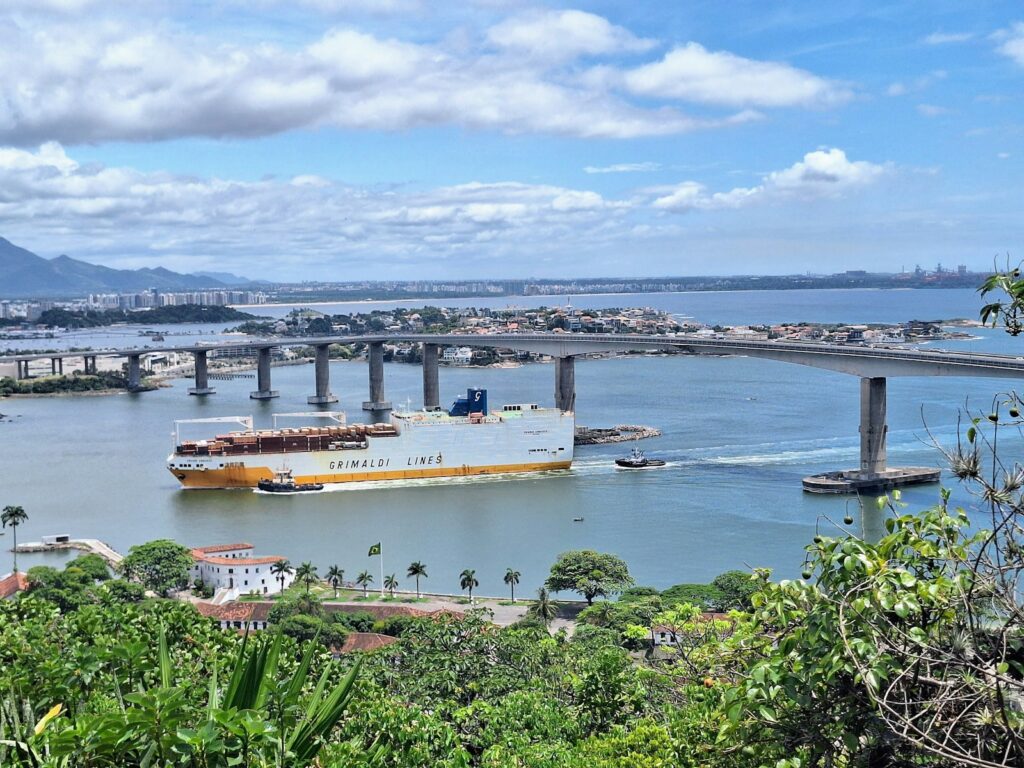 A ship passing the Terceira Ponte between Vit&oacute;ria and Vila Velha, by Jeff Doria