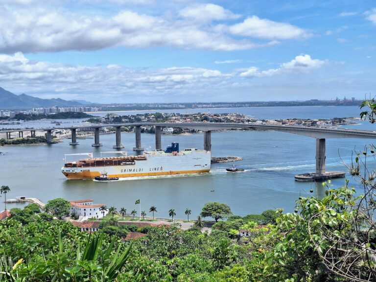 A ship passing the Terceira Ponte between Vitória and Vila Velha, by Jeff Doria