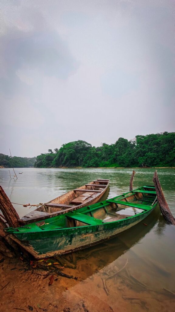 Wooden boat on the Candeias River at Candeias do Jamari, Rond&ocirc;nia (Higor Prestes).