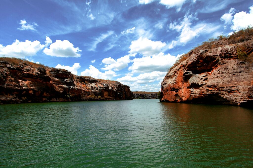 Green water between rock walls in the Xing&oacute; Canyons, S&atilde;o Francisco River, by Vladimir Soares